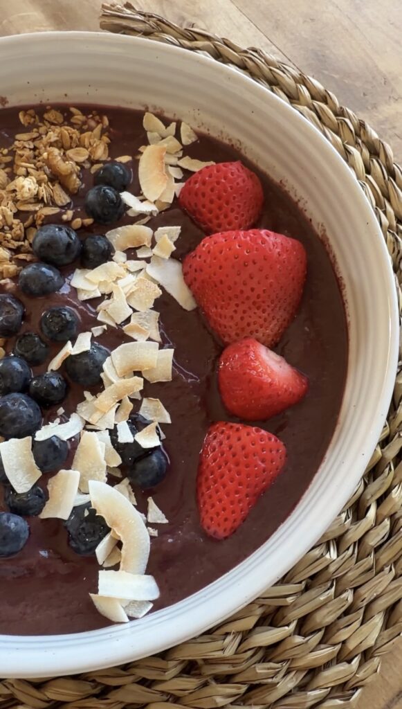 acai bowl with toppings
